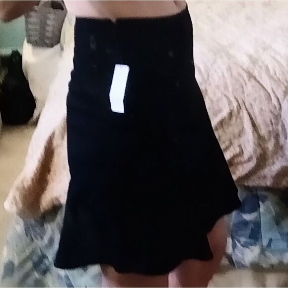 Black GAP Skirt With Flared Bottom / Size 2 / NEW - Picture 2 of 11